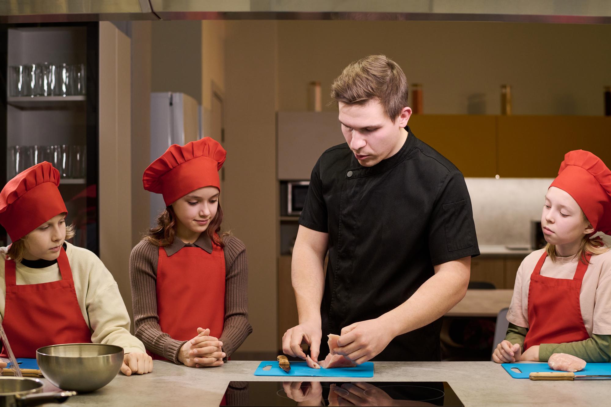 Piccola aula con chef che dimostra