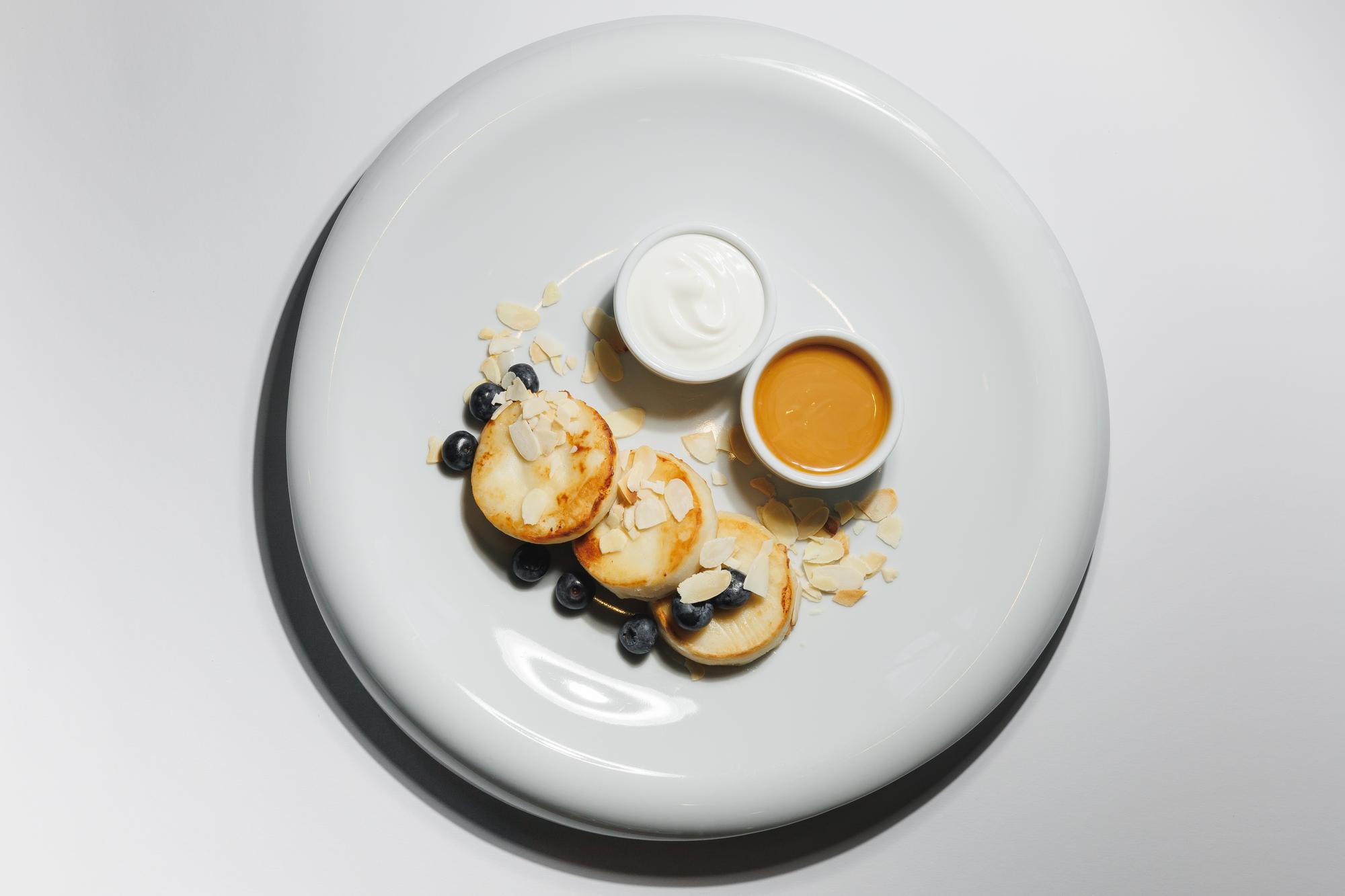 Piatto impiattato minimal con salsa lucida