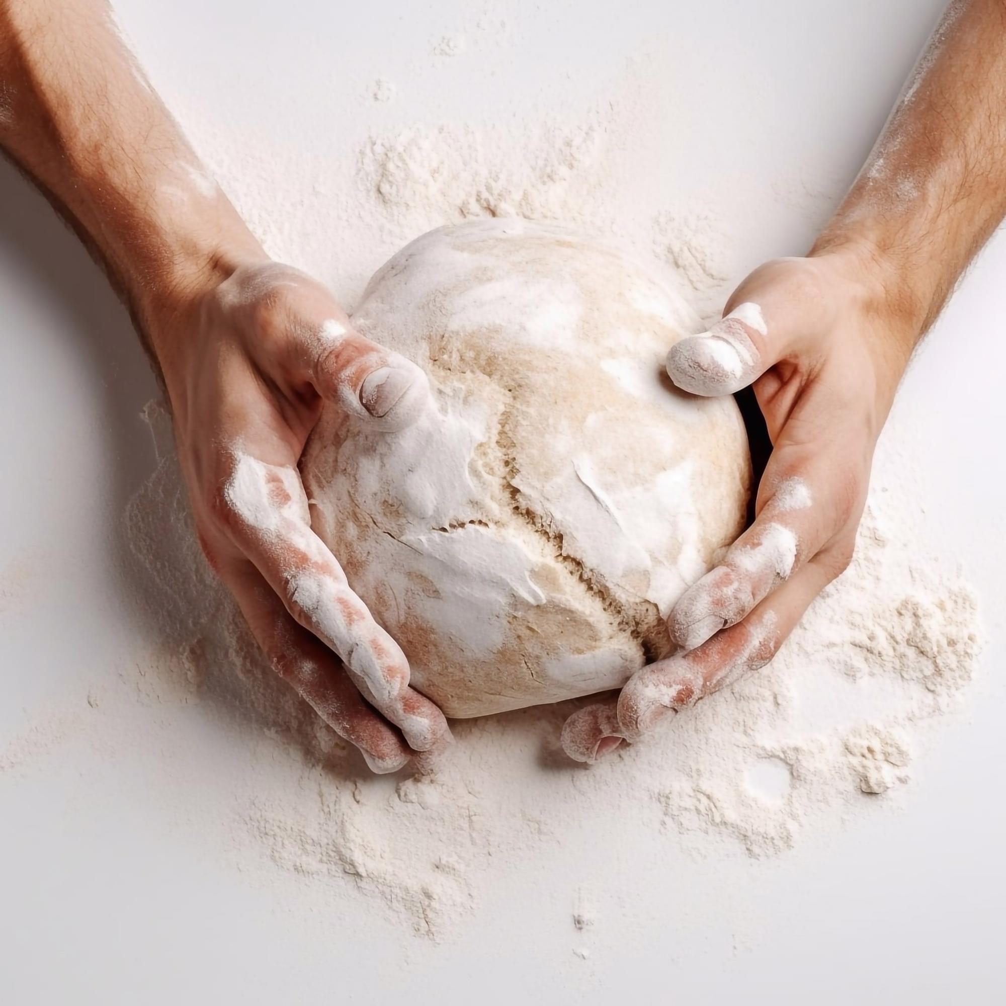 Mani che impastano pane rustico